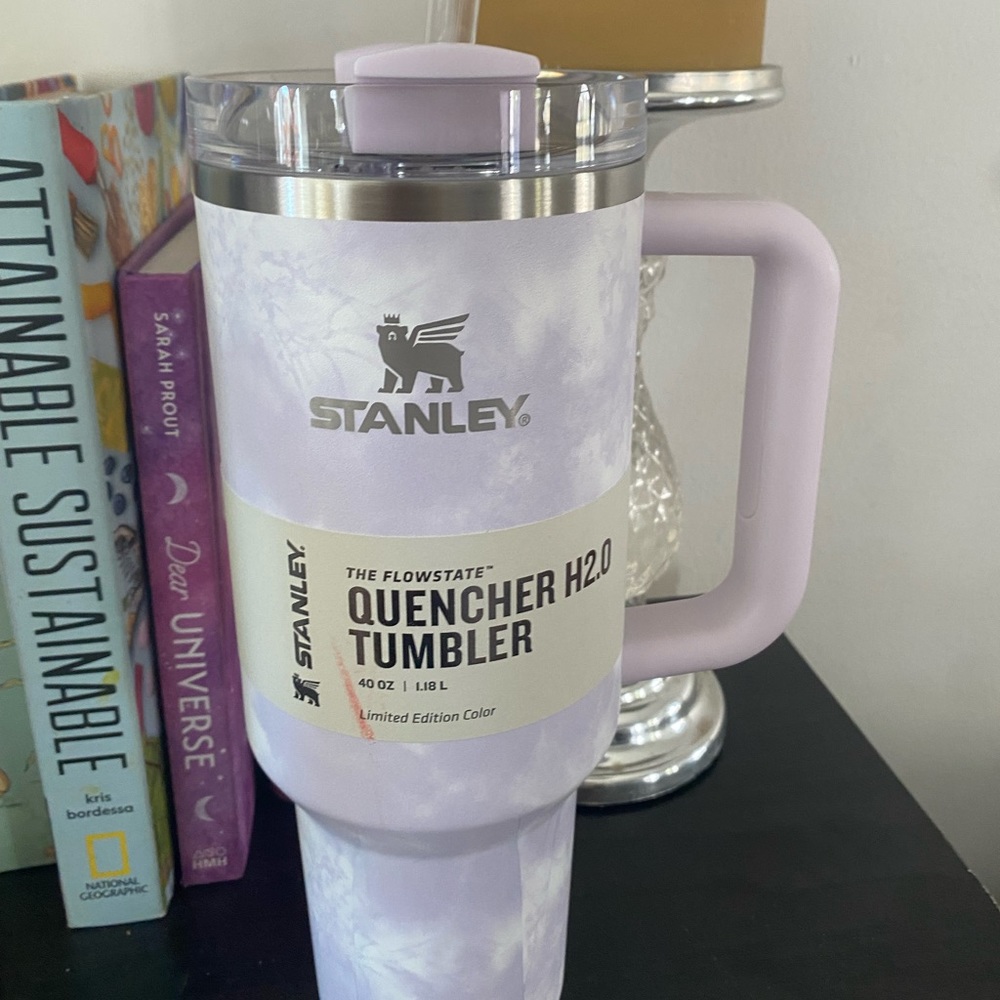 Stanley 40 oz H2.0 Flowstate Quencher in Wisteria Tiedye